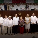 Docente de Yucatán recibe máximo honor tras 60 años de trayectoria