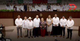 Docente de Yucatán recibe máximo honor tras 60 años de trayectoria